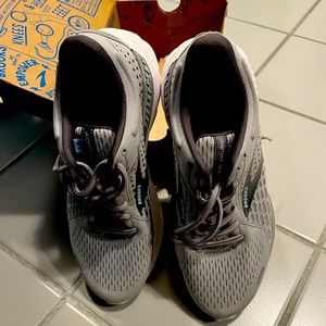 Never worn size 8 Brooks Adrenaline GTS size 8.